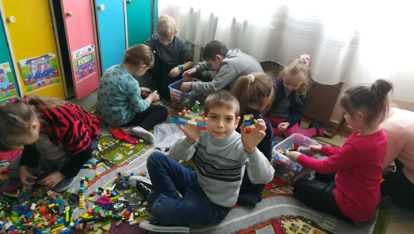 Діти складають літери  з цеглинок LEGO